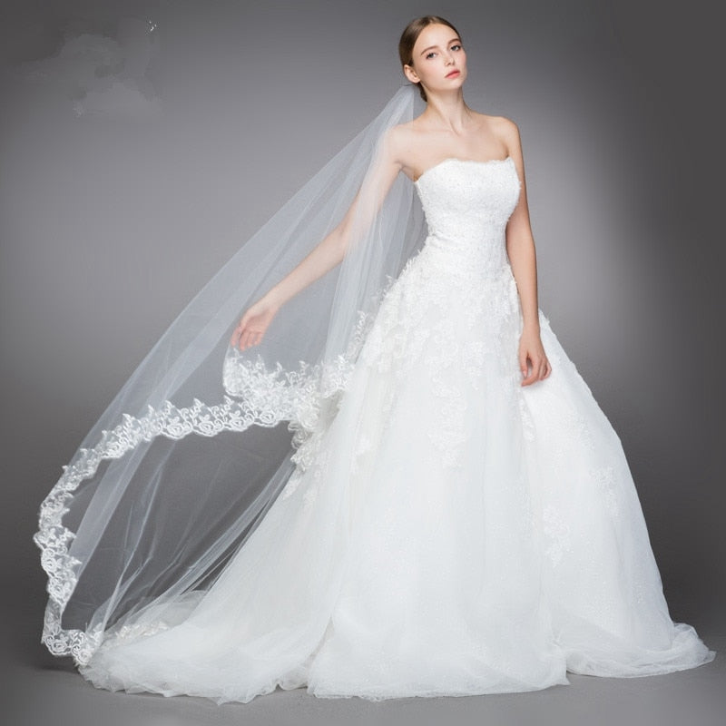Classic lace-edge wedding veil in flowing white polyester